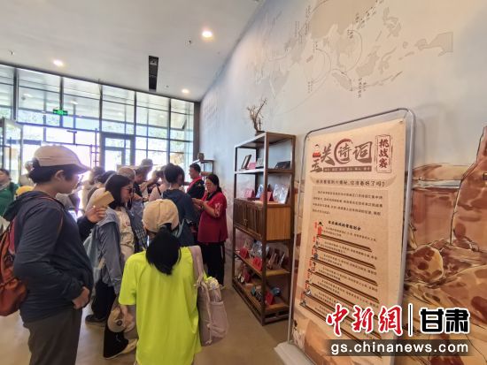 近日，玉門關(guān)遺址景區(qū)開啟了一場精彩紛呈的玉關(guān)詩詞挑戰(zhàn)賽，吸引眾多游人參與其中。玉門關(guān)遺址景區(qū)供圖