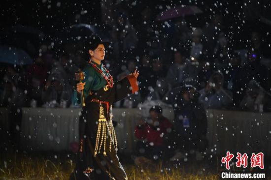 圖為2024年8月6日晚大賽現(xiàn)場模特進(jìn)行比賽。李亞龍 攝