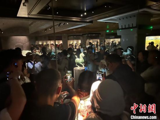 8月17日至23日，“濃濃民族情 兩岸一家親”臺(tái)灣同胞參訪團(tuán)甘肅行交流活動(dòng)在甘肅展開。圖為臺(tái)胞參觀甘肅省博物館。中新社記者 閆姣 攝