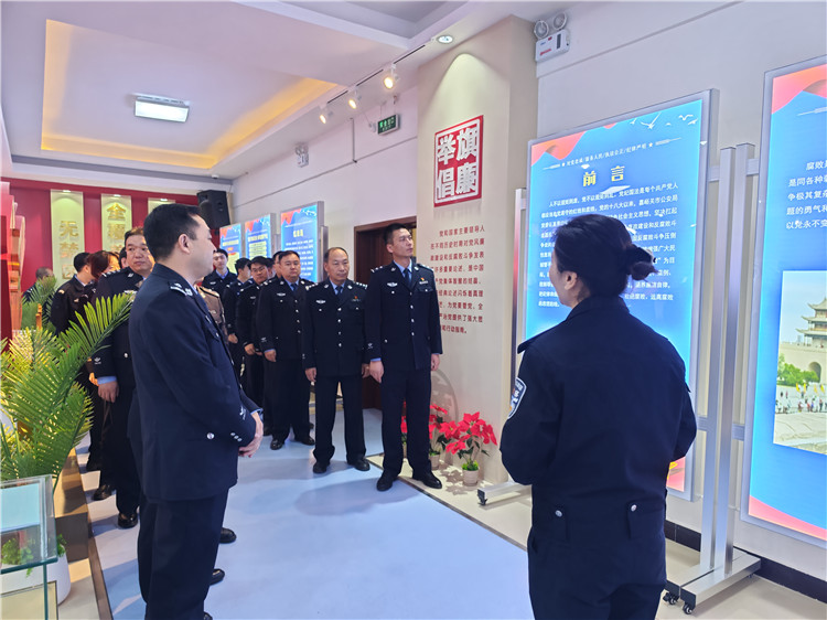 嘉峪關(guān)市公安局明珠路派出所參觀市公安局紀法廉政警示教育基地。.jpg