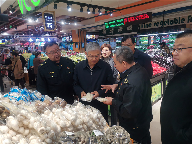 圖為市委常委、市紀委書記、市監(jiān)委主任張學(xué)勇調(diào)研食品安全責(zé)任包保企業(yè)西部天地商貿(mào)有限責(zé)任公司.jpg