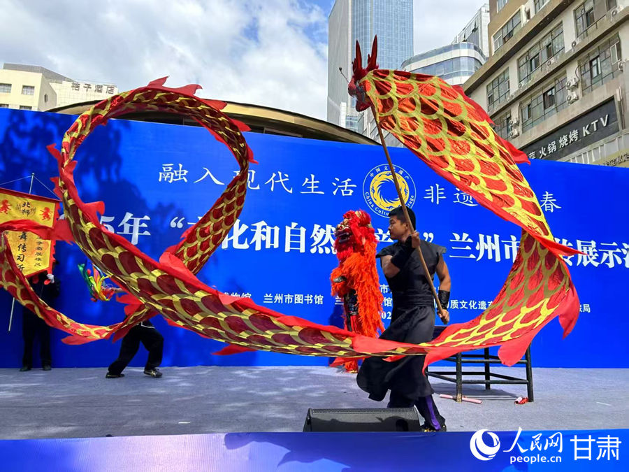 柴宗峰在2025年“文化和自然遺產(chǎn)日”蘭州市非遺宣傳展示活動中表演舞獅。人民網(wǎng)記者 焦隆攝